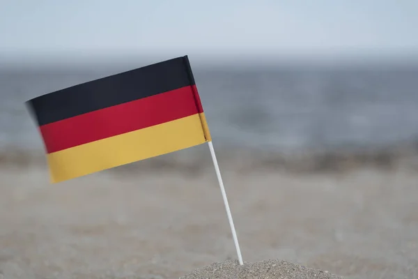 Bandeira Alemanha Praia Fundo Mar Bandeira Tricolor Preto Vermelho Amarelo — Fotografia de Stock