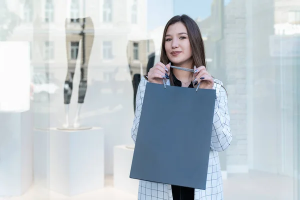 Giovane Donna Con Borsa Nera Mano Vetrina Sullo Sfondo Spazio — Foto Stock