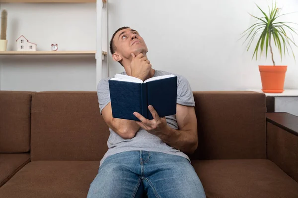 Der Mensch Liest Die Bibel Und Blickt Nachdenklich Auf Suche — Stockfoto