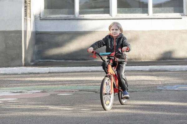 Enfant Monte Vélo Sur Route Pavée Garçon Apprend Faire Vélo — Photo