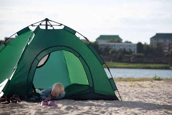 Small Child Lies Tourist Tent River Houses Background — Stock Photo, Image
