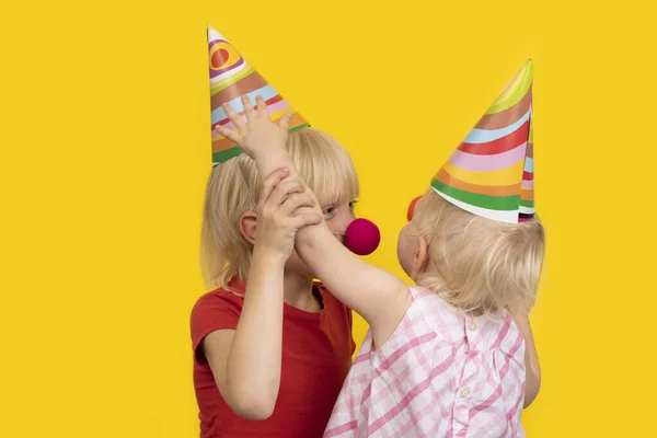 Kinderen Met Feestelijke Hoeden Clownneuzen Kinderfeestdagen Verjaardagskinderen — Stockfoto
