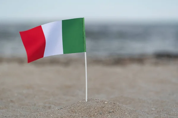 Bandiera Italia Sulla Riva Sabbiosa Bandiera Tricolore Verde Bianco Rosso — Foto Stock