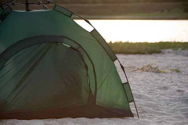 Barraca Turística Verde Margem Rio Arenoso Lago Acampar Férias Campo — Fotografia de Stock