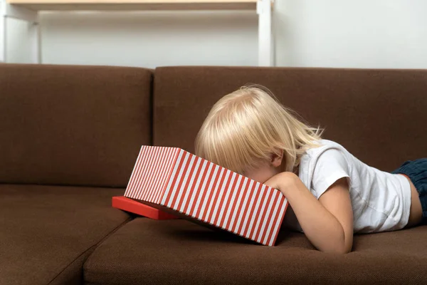 Kind Blickt Eine Geöffnete Geschenkbox Junge Bekam Geschenk — Stockfoto
