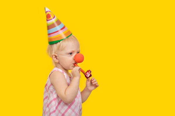 Nettes Blondes Mädchen Trägt Partymütze Und Rote Clownsnase Und Hält — Stockfoto