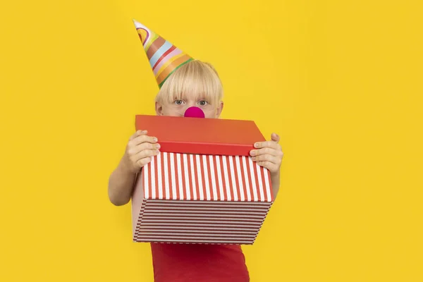 Kind Hält Geschenkbox Und Versteckt Sich Dahinter Junge Trägt Partymütze — Stockfoto