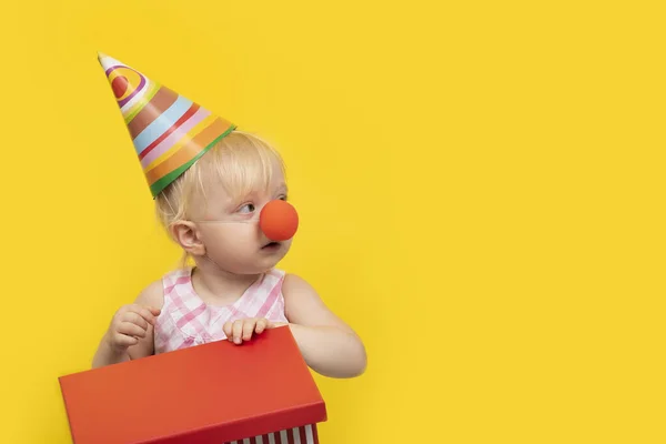 Kleines Kind Mit Festlichem Hut Geschenk Der Hand Und Listigen — Stockfoto