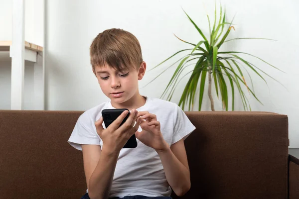 Αγόρι Έφηβος Χρησιμοποιούν Smartphone Παιδί Στο Σπίτι Στον Καναπέ Τηλέφωνο — Φωτογραφία Αρχείου