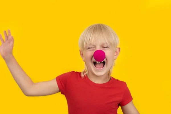 Portret Van Vrolijke Blonde Jongen Met Clown Neus Gele Achtergrond — Stockfoto