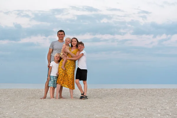 Szczęśliwa Rodzina Morzu Latem Mama Tata Troje Dziecirodzinny Styl Życia — Zdjęcie stockowe