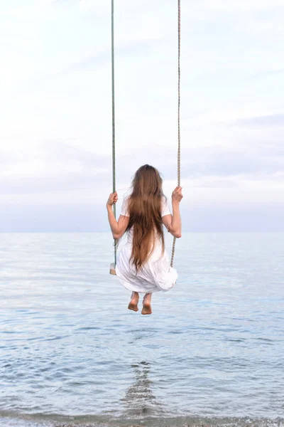 Chica Vestido Blanco Balanceándose Sobre Agua Disfrutando Vista Mar Vista — Foto de Stock