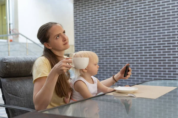 Moeder Met Kind Café Mam Drinkt Weloverwogen Koffie Met Baby — Stockfoto