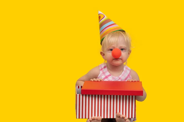 Lustiges Kleines Mädchen Mit Geschenkbox Auf Gelbem Hintergrund Kleinkind Mit — Stockfoto