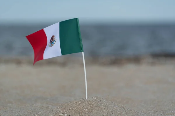 墨西哥国旗在海上背景的桌子上 海滩上的墨西哥国旗 — 图库照片