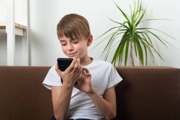 Αγόρι Έφηβος Κρατά Smartphone Στα Χέρια Του Και Χαμόγελα Παιδί — Φωτογραφία Αρχείου