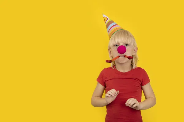 Junge Mit Partyhut Clownsnase Und Trillerpfeife Kinderferienparty — Stockfoto