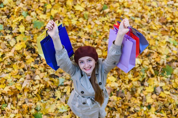 Radostná Krásná Žena Rukou Pozadí Listí Podzimní Slevy Horní Pohled — Stock fotografie