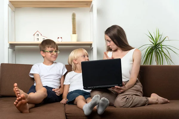 Mam Leert Twee Zoons Regels Voor Het Gebruik Van Internetbronnen — Stockfoto