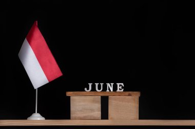 Siyah arka planda Polonya bayrağı olan tahta bir Haziran takvimi. Haziran 'da Polonya Tatilleri