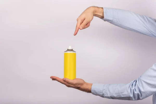 Botella Aerosol Sin Tapa Mano Hombre Cerca Prepárate —  Fotos de Stock