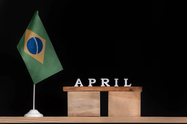 Drewniany Kalendarz Kwietnia Flagą Brazylijską Czarnym Tle Daty Brazylia Kwiecień — Zdjęcie stockowe