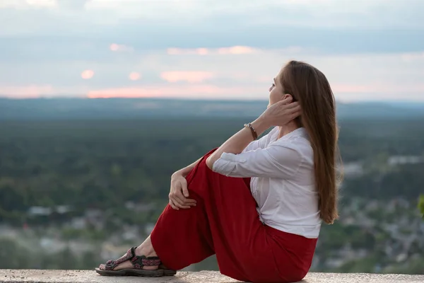 Beautiful Woman Sits Panoramic Platform Touches Her Hair Her Hand — Stock Photo, Image