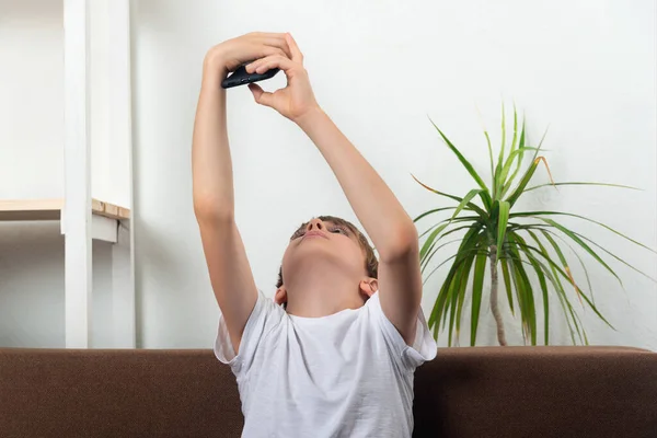 Kind Neemt Selfie Smartphone Jongen Met Mobiele Telefoon Zijn Handen — Stockfoto
