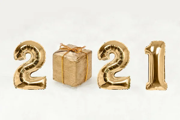 Number 2021 Golden Balloons Gift Box White Background New Years — Stock Photo, Image