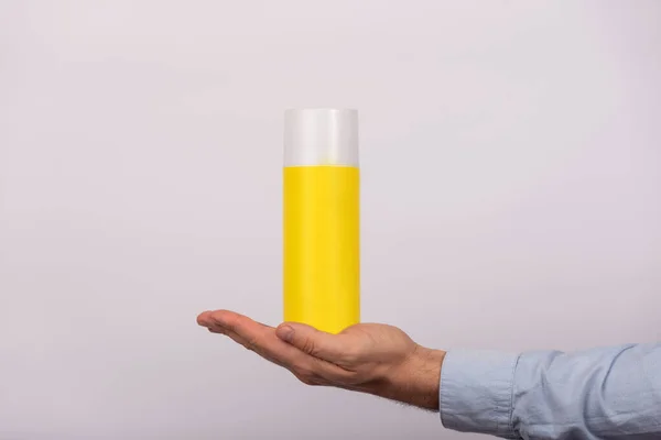 Frasco Amarelo Spray Fica Palma Homem Sobre Fundo Branco Frasco — Fotografia de Stock