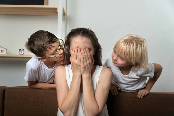 Söhne Trösten Ihre Aufgebrachte Mutter Kinder Haben Mitleid Mit Ihrer — Stockfoto