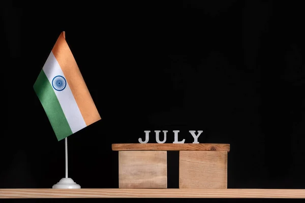 Houten Kalender Van Juli Met Indiase Vlag Zwarte Achtergrond Vakantie — Stockfoto