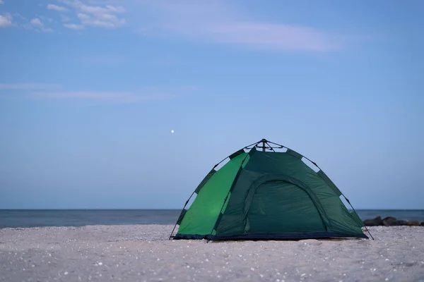 Tenda Verde Contra Céu Azul Fundo Mar Acampar Praia — Fotografia de Stock