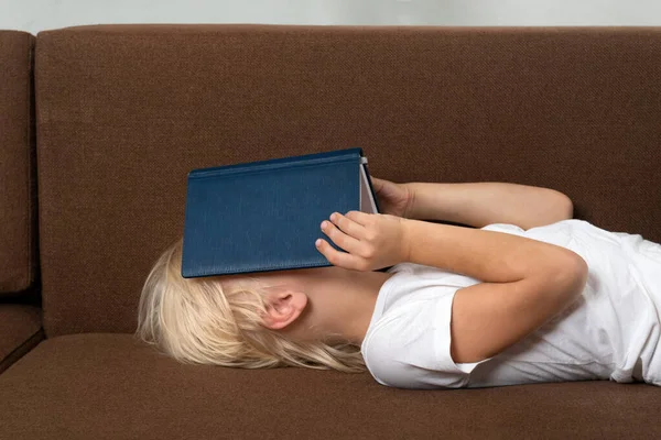Kind Auf Couch Legt Buch Ins Gesicht Gesicht Mit Buch — Stockfoto