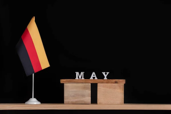 Holzkalender Mai Mit Deutscher Flagge Auf Schwarzem Hintergrund Termine Deutschland — Stockfoto