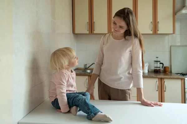 Glimlachende Moeder Kijken Naar Kleine Dochter Aan Tafel Keuken — Stockfoto