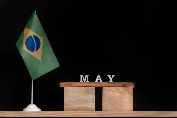 Träkalender Maj Med Brasiliansk Flagga Svart Bakgrund Datum För Brasilien — Stockfoto