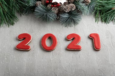 Kırmızı 2021 numara zencefilli çörek ve Noel dekorundan. İyi yeni yıl ruhu..