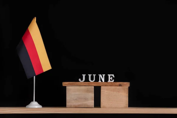 Dřevěný Červnový Kalendář Německou Vlajkou Černém Pozadí Data Německu Červnu — Stock fotografie