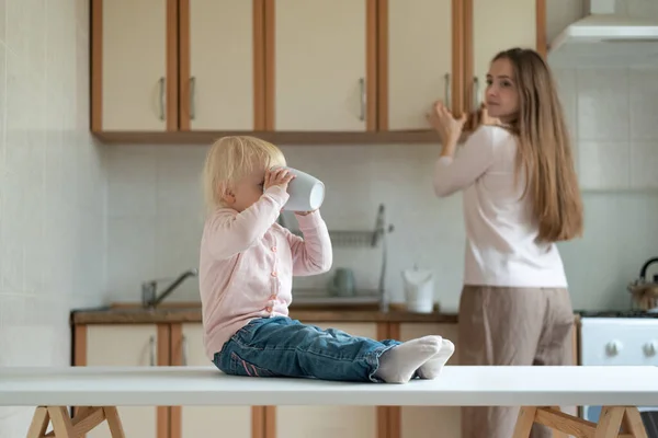 Blond Meisje Dat Drinkt Uit Een Grote Mok Mama Zorgt — Stockfoto