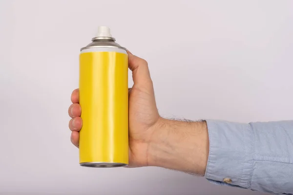 Hombres Mano Sosteniendo Una Pintura Aerosol Amarillo Sin Inscripción Sobre —  Fotos de Stock