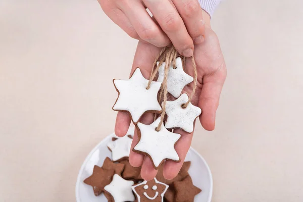 Pan Jengibre Forma Estrella Manos Femeninas Decoraciones Navideñas Hechas Galletas — Foto de Stock