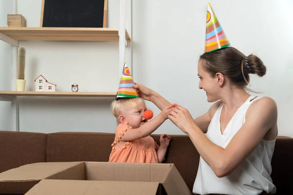 Mama Dziecko Przygotowują Się Wakacji Imprezowa Czapka Nos Klauna Dla — Zdjęcie stockowe