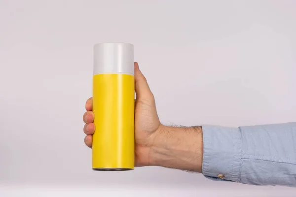 Αρσενικό Χέρι Κρατώντας Κίτρινο Μπουκάλι Μπαλόνι Λευκό Φόντο Κλείσε Κουράγιο — Φωτογραφία Αρχείου