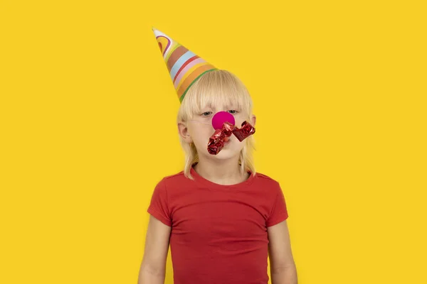 Kind Mit Festlichem Hut Mit Roter Clownsnase Und Trillerpfeife Festliche — Stockfoto