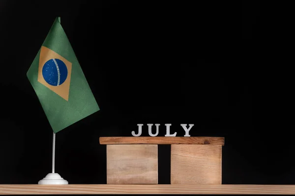 Träkalender Juli Med Brasiliansk Flagga Svart Bakgrund Datum För Brasiliens — Stockfoto