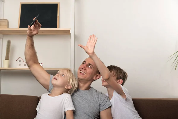 Jonge Lachende Vader Neemt Een Selfie Met Zijn Zoons Gelukkig — Stockfoto