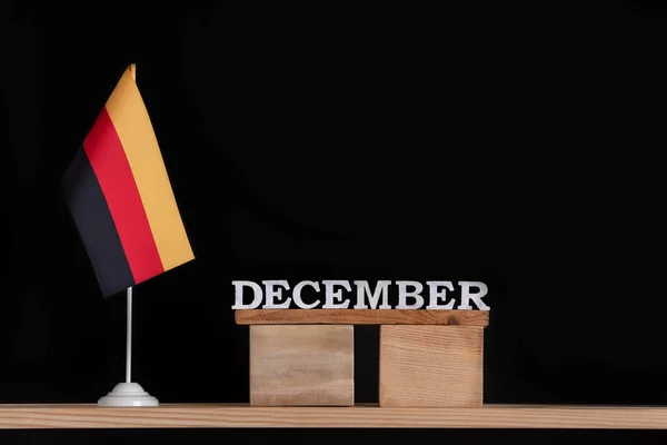 Holzkalender Dezember Mit Deutscher Flagge Auf Schwarzem Hintergrund Urlaub Deutschland — Stockfoto