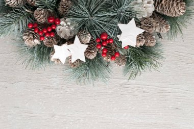 Açık arkaplanda Noel çelengi ayrıntıları. Yeni Yıl Dekoru, Boşluğu kopyala