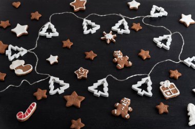 Noel arkaplanda zencefilli çörek. Üst görünüm.